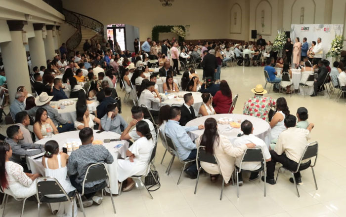 Llegan al matrimonio 158 parejas en auditorio de Juárez 1 matri