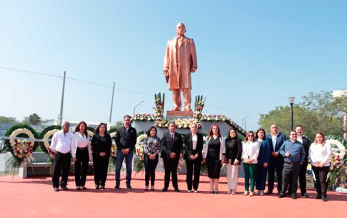Entrega Paco Treviño presea Benemérito de las Américas 2 onm