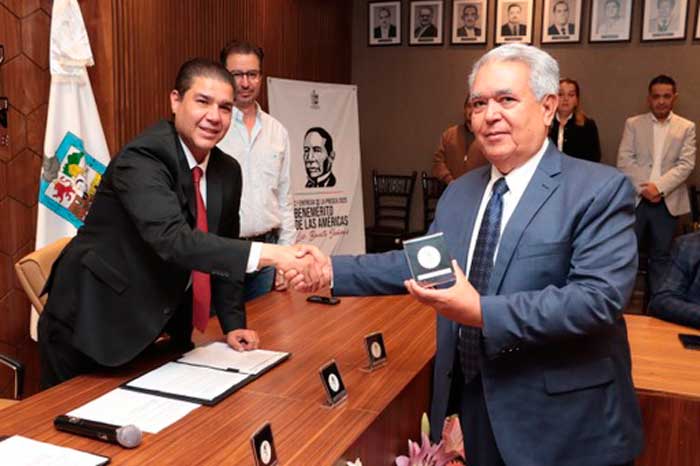 Entrega Paco Treviño presea Benemérito de las Américas 1 pres