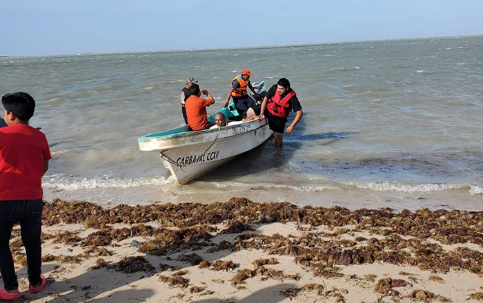 Rescatan a familia que naufragó tras tormenta 1 341536387 717574786811034 6477586960845881542 n