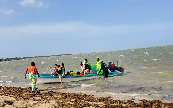 Rescatan a familia que naufragó tras tormenta 2 341705278 567118598603580 31250291696680502 n