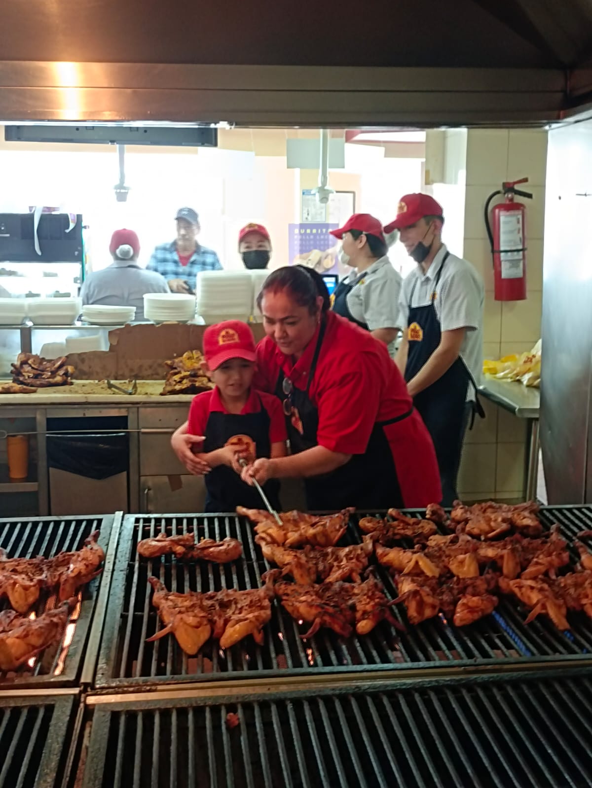 Niños se divierten como ‘empleados’ del Pollo Loco 3 55ce5b6d b557 4649 9850 c096b2ac2d38