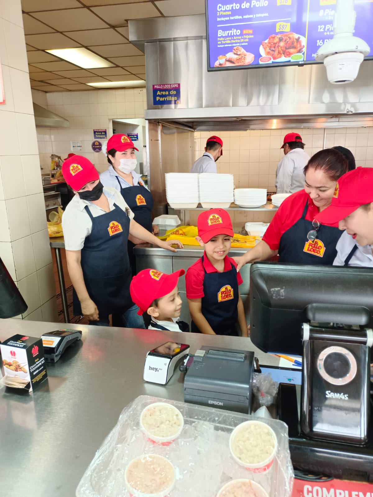 Niños se divierten como ‘empleados’ del Pollo Loco 1 6f754d46 efe3 48cb aa45 a4d85332e818