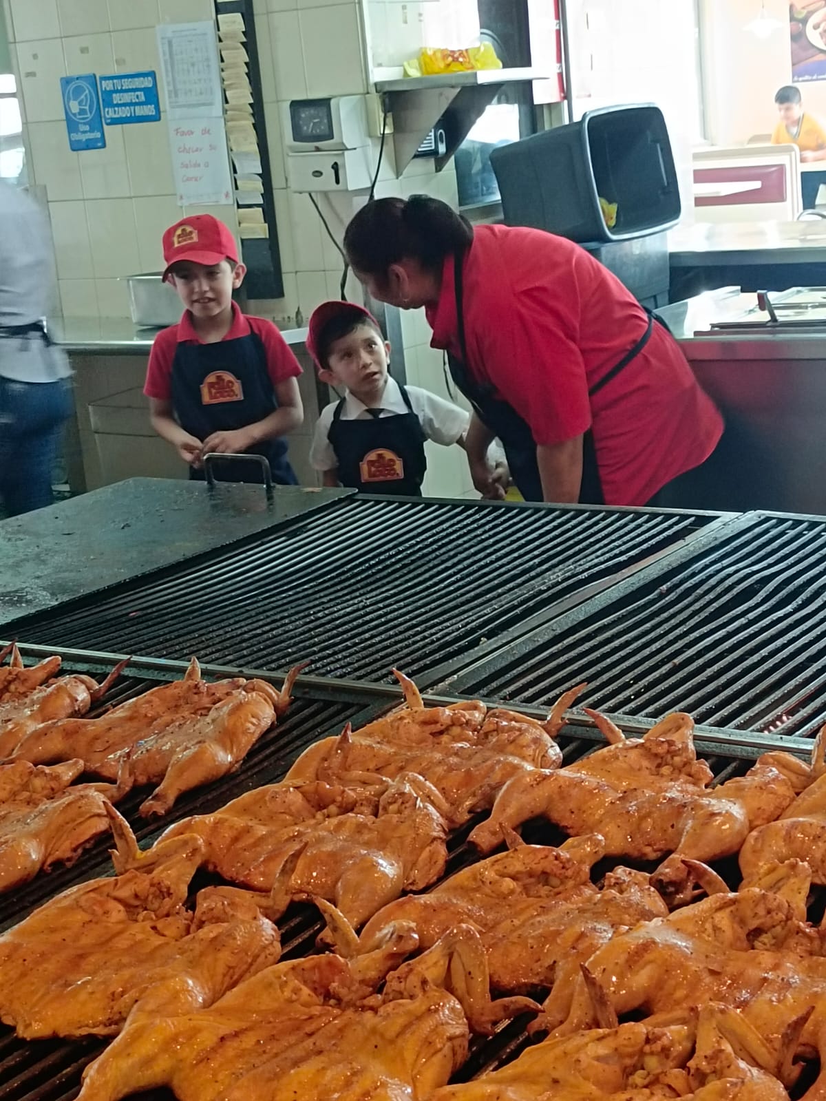 Niños se divierten como ‘empleados’ del Pollo Loco 2 82255263 6cfc 4ae6 99a6 3d4b6a8fcaa3