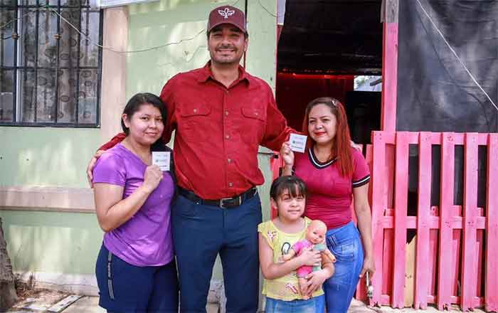 Entrega Carlos Peña folios para becas en colonias y supermercados 1 ALCALDE 2 1