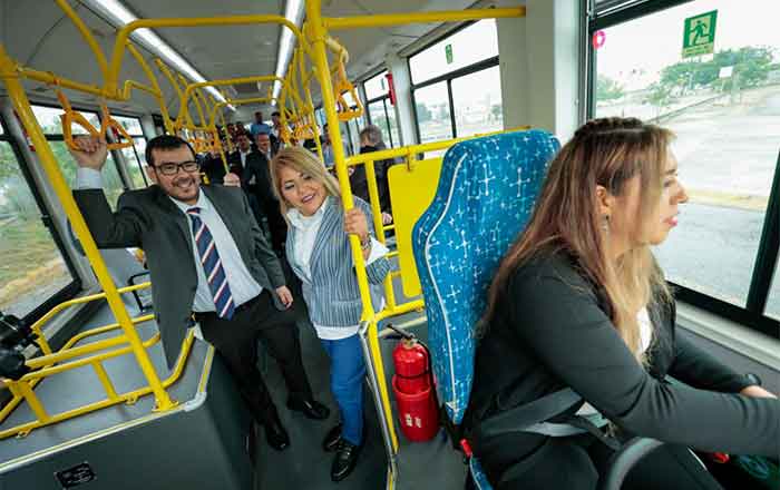 Egresan los primeros operadores de transporte urbano en NL 1 AUTOBUS 2
