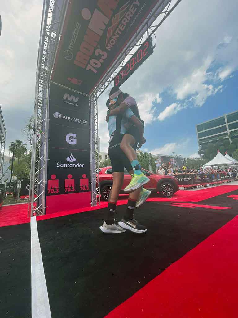 Y al cruzar la meta del Iron Man 70.3: ¿te quieres casar conmigo? 3 CUATRO