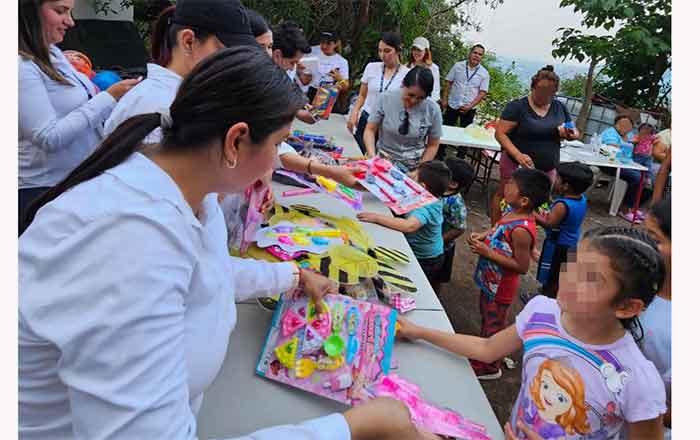 Celebran agentes de la Fiscalía General a niños en su día 1 FISCALIA 2
