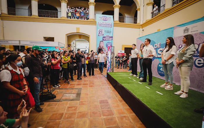 Ofertan becas educativas a más de 1500 jóvenes 2 MACROFERIA BECAS 1