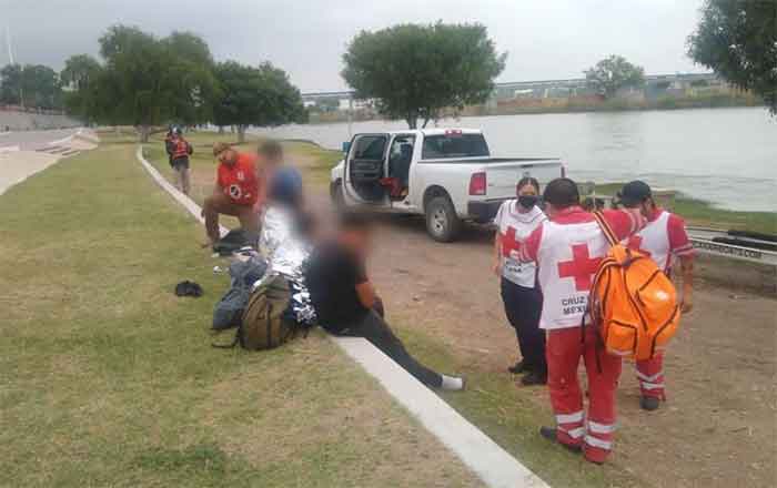 Salvan a migrante embarazada y a 3 niños del Río Bravo 1 MIGRANTE 2