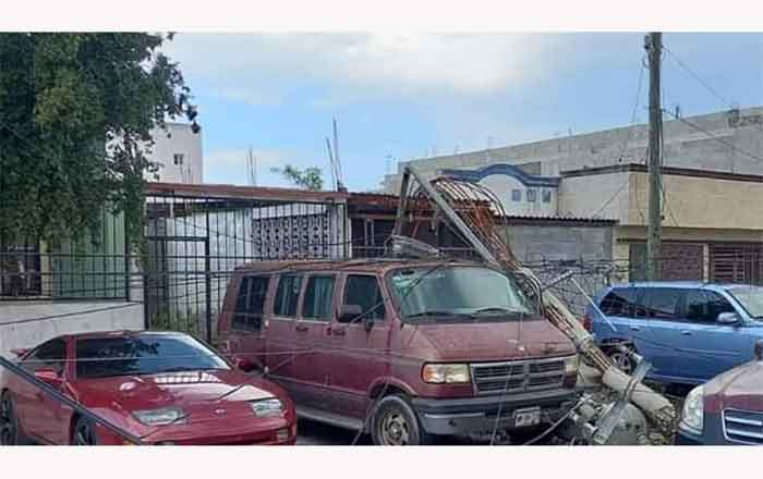 Árboles, postes y techo de estacionamiento ceden ante fuerte tormenta 2 POSTE 3