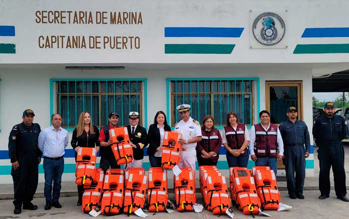 Entrega Bienestar Social salvavidas a pescadores del Puerto El Mezquital 1 sem