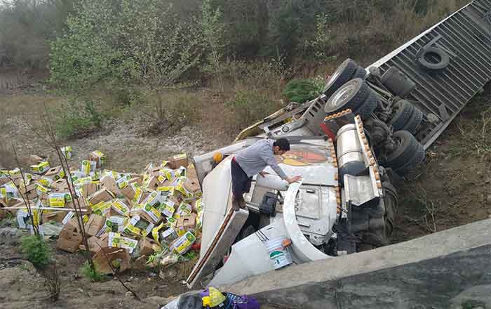 Guardia Estatal atiende volcadura de camión que llevaba plátanos 1 volcadura 2
