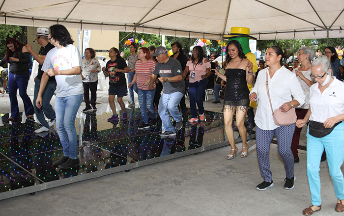 Invita San Nicolás a divertirse al estilo de los 90's 4 346110310 6182272611855802 610032119923864369 n