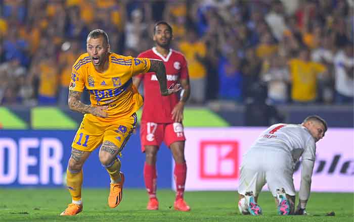 Futbol bonito; golea Tigres al Toluca 4-1 y se acercan a semis 1 DIENTE LOPEZ