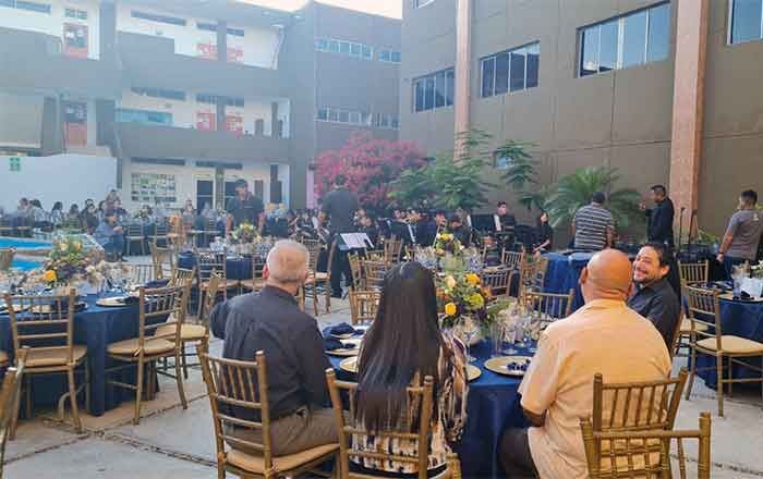 Festejan con música de Big Band a maestros de UT 1 DOCENTES