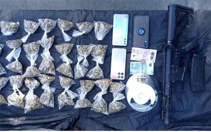 Fuerza Civil aprehende a mujer armada y con drogas 1 DROGAS