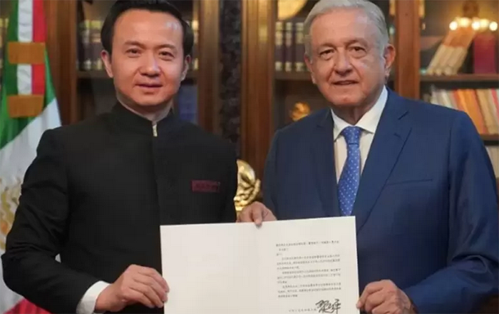 amlo y embajador