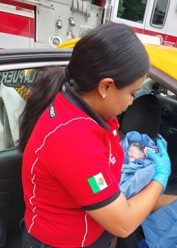Mujer da a luz en taxi de San Pedro 2 345485742 605023215031027 7712605577916747838 n