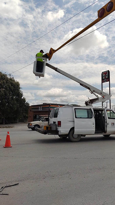 Continúa reparación de semáforos en Río Bravo 1 352641344 261100219922792 3845109239966913517 n