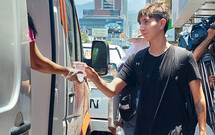 Continúan con operativo de hidratación en calles de Monterrey 3 353110201 650774086555472 6355765645809315069 n