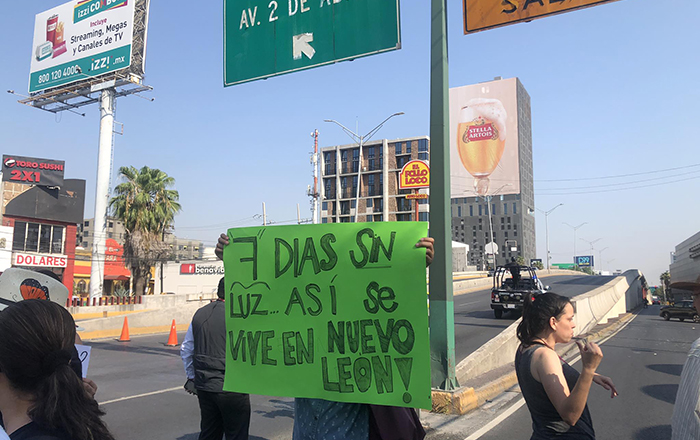Se hartan y bloquean Garza Sada por falta de luz 2 353230101 1663274190761566 3255711628596479139 n