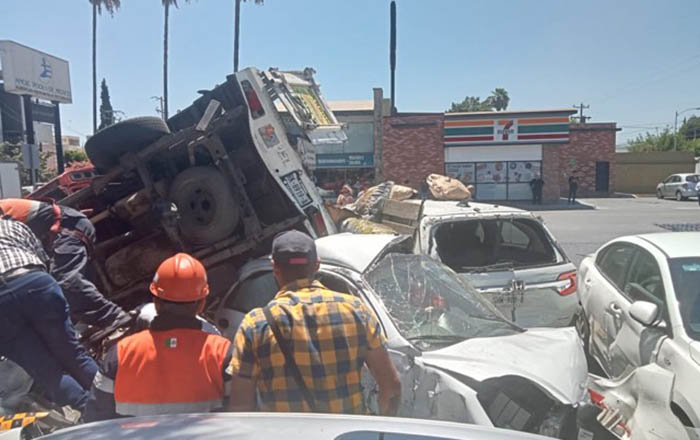 Camión Cervecero se queda sin frenos e impacta 11 autos 3 353706511 3191635397649760 327590528151478864 n