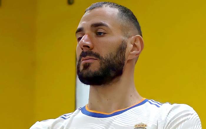 800px-Karim_Benzema_wearing_Real_Madrid_home_kit_2021-2022