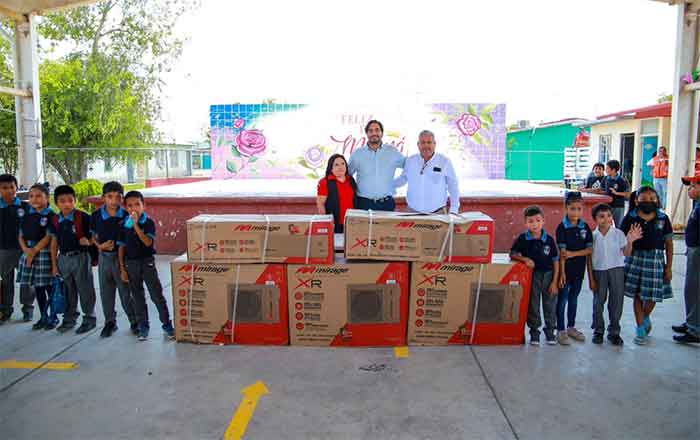 Entrega Carlos Peña minisplits a escuela Carmen Serdán 1 ALCALDE 2 1