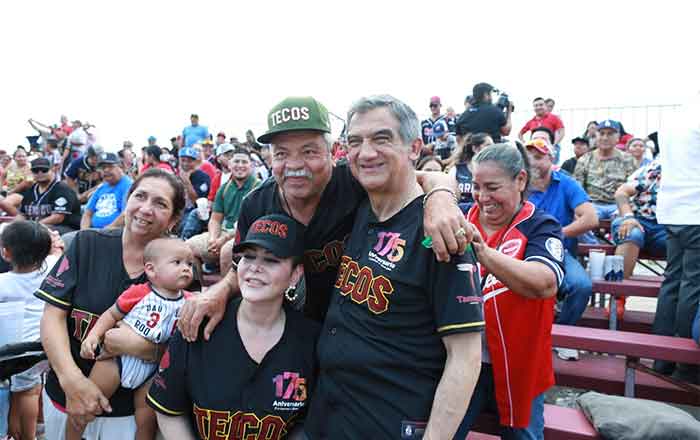 Lanza Américo primera bola en partido de la Liga Mexicana de Beisbol 1 AMERICO 2 1