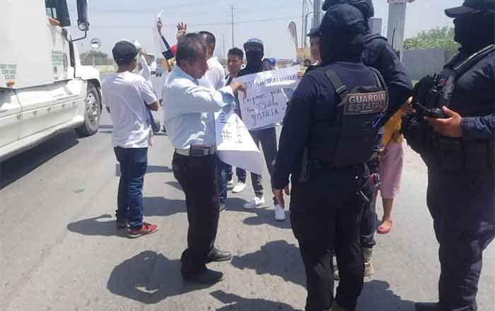 Exigen justicia por Dalila, cierran carretera y queman llantas 2 DOS