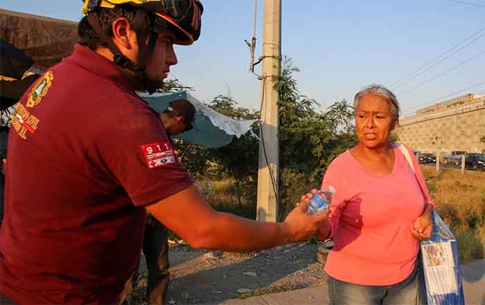 Apoya Escobedo con agua a transeúntes 1 ESCOBEDO 3