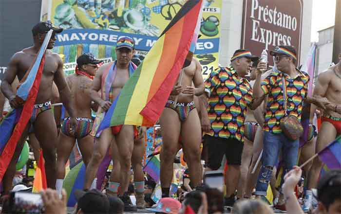 Integrantes de LGBTTTIQ+ marchan pese a clima 'infernal' 4 MARCHA 1