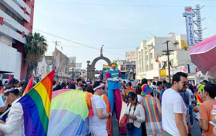 Integrantes de LGBTTTIQ+ marchan pese a clima 'infernal' 1 MARCHA