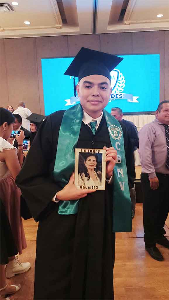 Joven de Matamoros se gradúa y lleva a su abuelita fallecida en retrato 1 OSCAR 2