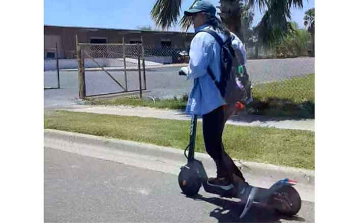 Usan patinetas eléctricas en avenidas transitadas de Texas 1 PATINETA 2