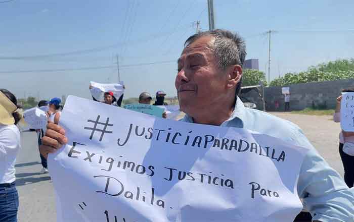 Exigen justicia por Dalila, cierran carretera y queman llantas 1 PROTESTA
