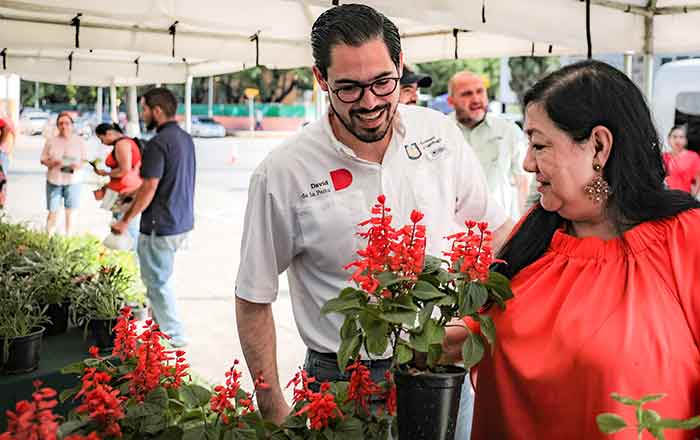 En Santiago dan cientos de plantas y árboles en adopción 1 SANTIAGO 1