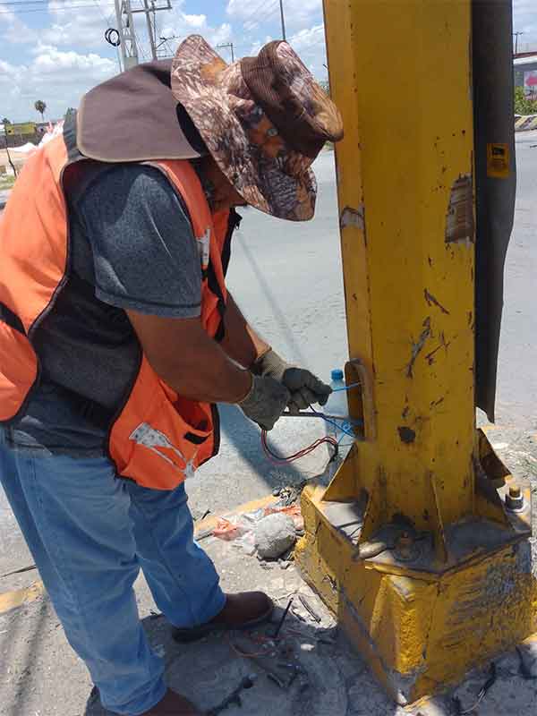 Causan caos en semáforos de Reynosa; los reconectan 1 SEMAFORO 2