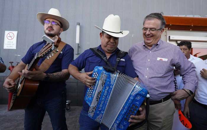 Reciben a Ebrard con música norteña y se avienta un palomazo 2 ebrard 8