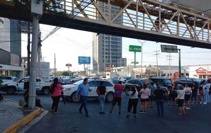 Bloquean colonos Garza Sada por cortes eléctricos 1 fasga