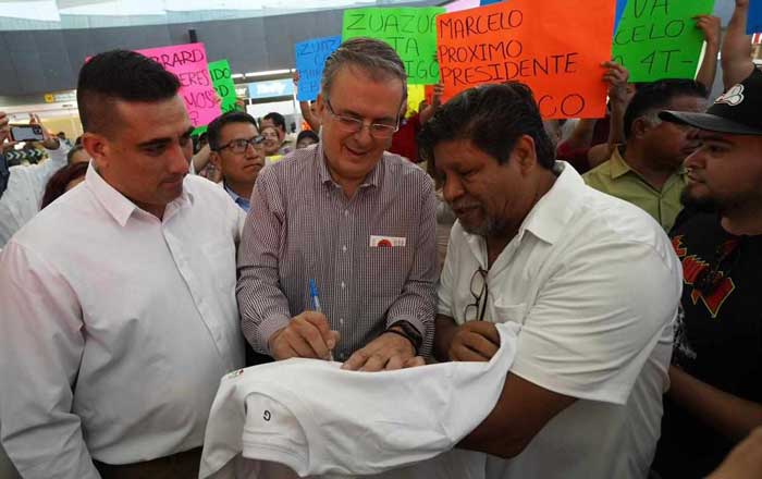 Reciben a Ebrard con música norteña y se avienta un palomazo 4 marc