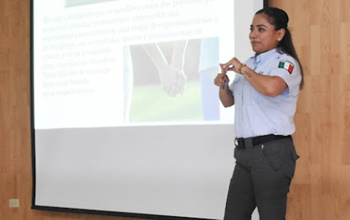 Ofrece Policía de Monterrey pláticas en escuelas para prevenir la violencia 2 platicas 1