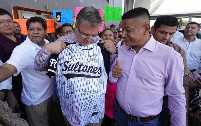 Reciben a Ebrard con música norteña y se avienta un palomazo 1 saj