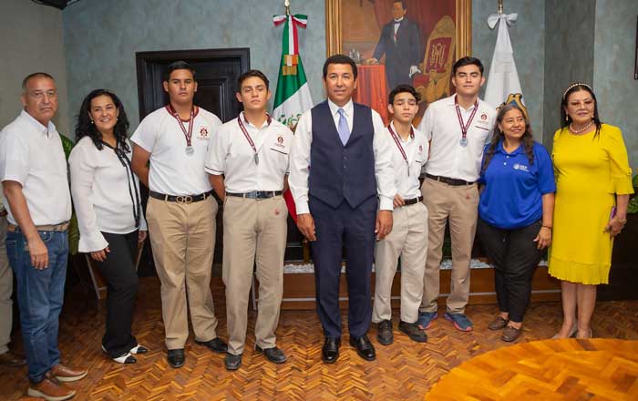 Felicita alcalde Mario López a destacados deportistas de la Técnica No. 4 2 tec