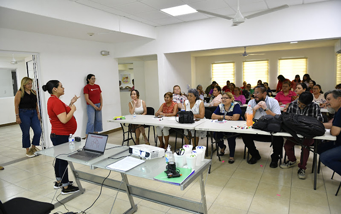 Capacitan a personal del DIF para promover bienestar de jóvenes regios 1 2 SAVE