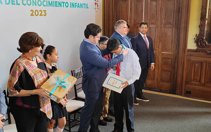 Niño genio pide aire acondicionado 2 358476027 275653048478695 3869974948275539298 n