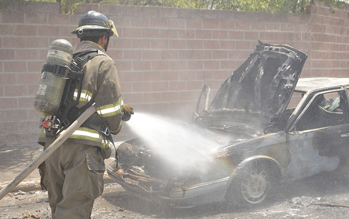 Fuego consume un auto en Reynosa 2 363537951 1657452064758615 2974476323419463667 n