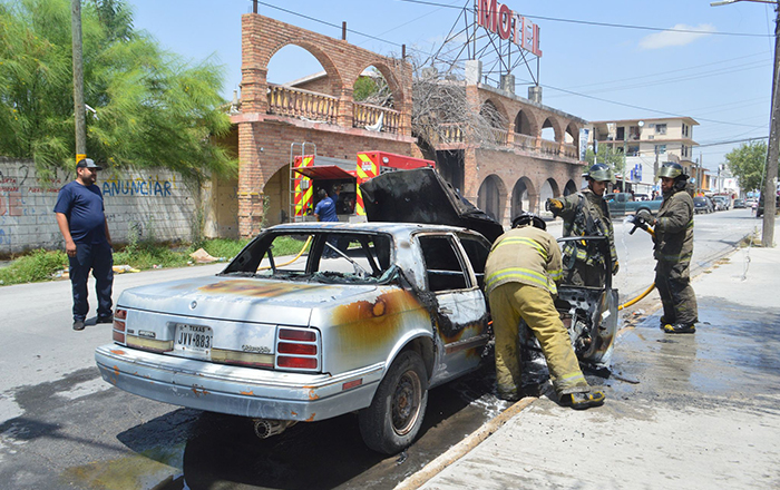 Fuego consume un auto en Reynosa 1 363802611 160525396997974 4612034543399460790 n