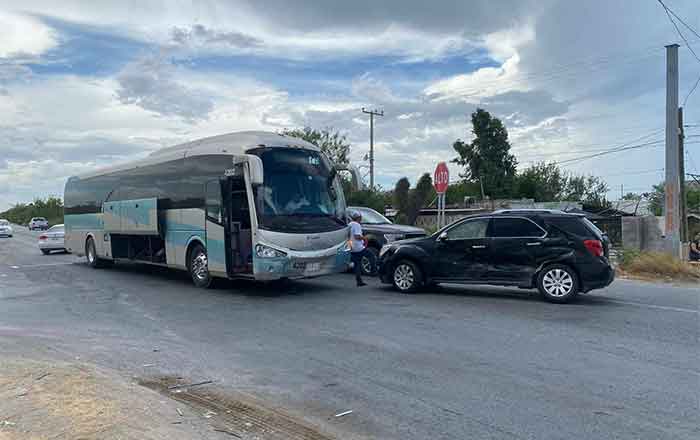 Conductora choca con autobús por no cederle el paso 1 CHOQUE 2 3